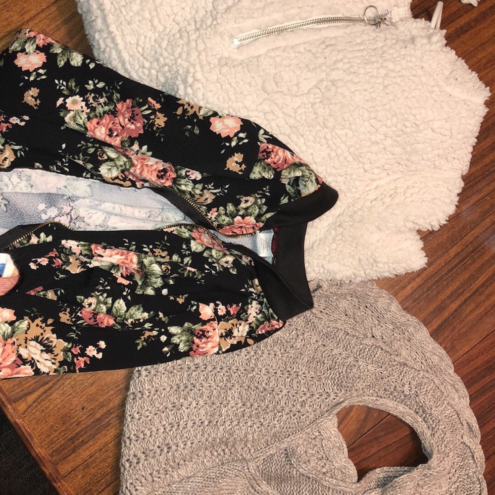 1 zip up short, 1 sweater vest,1 Sherpa pullover